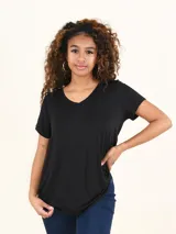 Remera negra de manga corta con escote en V y calce holgado.