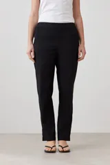 Pantalón de corte recto en color beige, con cintura media y cierre frontal oculto. Presenta un diseño limpio y minimalista con bolsillos laterales.