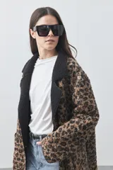 Tapado de largo medio con estampado animal print y textura tipo corderito. Presenta solapas amplias en color negro, diseño de corte recto y estructura abrigada.