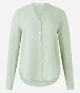 Camisa de manga larga color verde claro, confeccionada en viscolino, con escote en V y botonadura frontal.