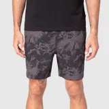 Short deportivo con calza interior incorporada, confeccionado en tela de secado rápido con estampado de hojas tropicales en tonos oscuros. Presenta cintura elástica con cordón ajustable.