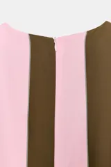 Vestido midi sin mangas, con escote en V y detalle de lazada frontal. Presenta un diseño de rayas verticales en tonos rosado y marrón, con un panel inferior de rayas horizontales.