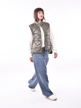 Chaleco verde militar con diseño acolchado de rombos, cuello alto y cierre frontal con botones a presión.