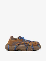 Zapatillas Camper modelo Roku color marrón con detalles en azul. Fabricadas con tejido de punto 3D de poliéster reciclado, plantillas de EVA y suelas XL EXTRALIGHT Sustainable+.