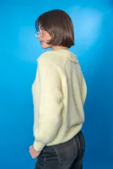 Sweater marrón de lana mohair y acrílico, con cuello polo vintage.