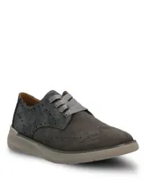 Zapato estilo oxford con cordones de cinta, confeccionado en una combinación de gamuza y cuero con detalles perforados tipo brogue. Presenta una suela de plataforma plana en color gris claro.