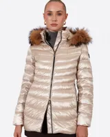 Campera puffer color beige con relleno de plumón, cierre central con cremallera de doble carro, bolsillos laterales y capucha desmontable con borde de piel sintética marrón. Largo 70cm.