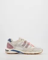 Championes retro runner Coolway modelo 2003 Glow Rush, confeccionados con un mix de texturas que incluye malla, serraje y paneles superpuestos. Presentan un diseño en tonos blancos y crudos con detalles en rosa, azul y coral, suela dentada de goma y amortiguación cómoda para uso diario.