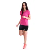 Remera deportiva Asics para mujer, color fucsia, con cuello redondo, manga corta y el logo de la marca estampado en el pecho.