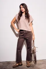 Chaleco sin mangas de tejido de punto color rosado pálido, con textura calada y acabado lurex, corte al cuerpo y cuello redondo.