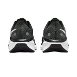 Championes de running Nike Vomero 17, color negro con detalles en blanco. Presentan una parte superior de malla transpirable, el icónico logo Swoosh en el lateral y una entresuela con tecnología ZoomX para mayor amortiguación.