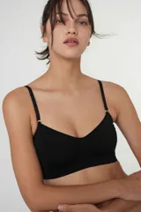 Bralette negro de microfibra sin costuras, con breteles regulables y espalda entera.