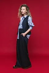 Pantalón de vestir color azul marino, de corte recto y tiro alto, con diseño de líneas limpias y caída fluida.