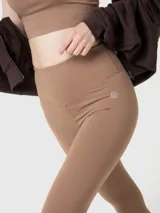 Calza deportiva de tiro alto con largo hasta el tobillo, confeccionada en tejido suave con tratamiento de aloe vera. Presenta un diseño liso con costuras reforzadas y logo pequeño en la cadera.