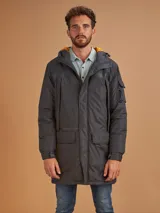 Campera de abrigo azul marino con capucha, cierre frontal con botones y cremallera, múltiples bolsillos y forro interior naranja.