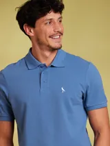 Remera polo salmón de corte regular, confeccionada en algodón. Presenta cuello clásico con botones y logo bordado en el pecho.