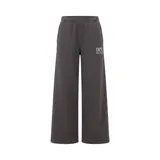 Pantalón de jogging New Balance de corte ancho y tiro alto, color gris oscuro, con cintura elástica y logo de la marca estampado en blanco en la pierna izquierda.