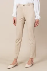 Pantalón beige alicrado jaspeado con falsos bolsillos adelante y dos bolsillos atrás.