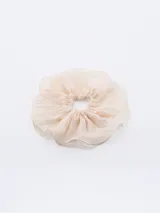 Colero de tela color beige con textura arrugada.