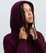 Buzo de algodón con felpa, color bordó, con capucha estructurada, bolsillo canguro delantero y puños canelados.