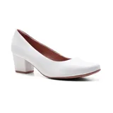 Zapato de cuero negro con taco cuadrado y punta redondeada.