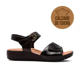 Sandalia casual de cuero negro con ajuste de hebilla dorada y suela con plataforma.
