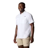 Camisa de manga corta blanca para hombre, marca Columbia, modelo Blood and Guts. Confeccionada en tejido transpirable con protección solar UPF 40 y tecnología Omni-Shield™ Blood 'n Guts que repele fluidos y manchas. Cuenta con ventilación, bolsillo interior, parche de limpieza para gafas de sol, portacañas, bolsillos en el pecho y cuello a presión.