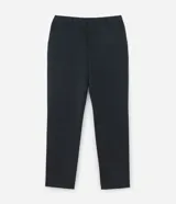 Pantalón de sastrería color gris oscuro, con cintura elástica y trabillas. Confeccionado en viscosa certificada, ofrece una caída liviana y un estilo sofisticado.