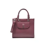 Cartera estructurada compacta de material símil cuero color bordó, con solapa frontal que tiene un botón imantado y el logo "XL" grabado. Posee doble manija fija y correa larga regulable y desmontable. Los herrajes son metálicos color plateado.