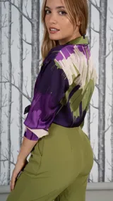 Pantalón de vestir verde oliva, de corte recto, con bolsillos laterales y traseros.