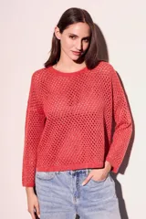 Sweater de punto calado con destellos de lurex, de manga larga y cuello redondo. Presenta un diseño de trama abierta y corte al cuerpo.