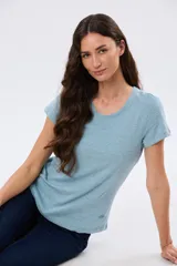 Remera básica de algodón color celeste melange, con cuello redondo y mangas cortas.