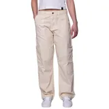 Pantalón cargo color beige, de corte recto y tiro medio, con bolsillos laterales y traseros con solapa.