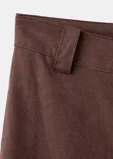 Pantalón largo de tiro alto color marrón, confeccionado en mezcla de lino, con bolsillos laterales y trabillas para cinturón.