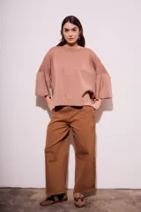 Sweater color beige de tejido de punto, con cuello redondo y mangas 3/4 con volados.