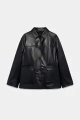 Cazadora de cuero 100% de color negro, con cuello de solapa, manga larga, bolsillos frontales de parche y cierre central con botones.