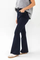 Jean de mujer color negro, tiro alto, de corte recto y largo completo.