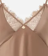 Conjunto de pijama color marrón, compuesto por un top de breteles finos con detalle de encaje en el escote y un short con cintura elástica.