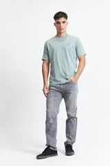 Jean de hombre color gris, de corte regular y tiro medio. Confeccionado en algodón con spandex para mayor comodidad.