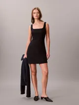 Vestido mini de tweed Calvin Klein color negro, con escote cuadrado y diseño sin mangas con tirantes anchos.