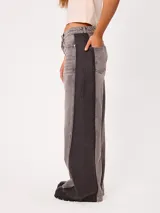 Jeans wide leg de tiro medio con diseño de pierna ancha, lavado azul claro en el frente y franjas laterales en tono azul oscuro contrastante. Confeccionado en algodón.