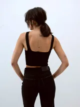 Top negro de tejido acanalado, corte cropped y escote bote, sin mangas.