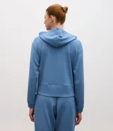 Campera deportiva de modal negro con capucha, cierre frontal por cremallera, cordones ajustables, bolsillos y mangas largas con puños elásticos.