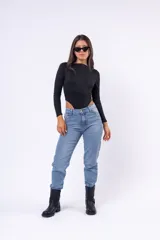 Body de manga larga confeccionado en jersey con lycra, de color negro, con cuello redondo y corte cavado en la zona de la cadera.