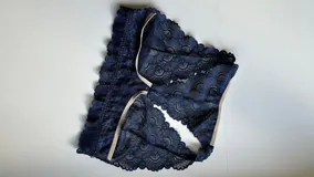 Soutien tipo bralette color azul marino, con diseño de encaje floral y tirantes finos. Presenta un corte nadador en la espalda y elástico en el bajo busto para mayor sujeción.