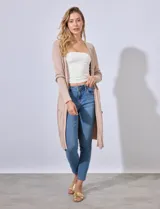 Cardigan largo de tejido elastizado color beige, con bolsillos aplicados en la parte delantera.