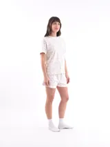 Conjunto de pijama estampado, compuesto por una remera de mangas cortas y un short.