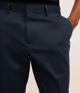 Pantalón de vestir azul marino, de corte recto, con cintura con trabillas, cierre tradicional con vista oculta y bolsillos laterales.
