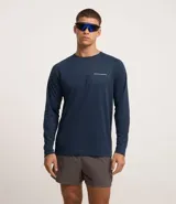 Remera deportiva azul marino de poliéster con tecnología Dry, cuello redondo, manga larga y estampado lettering centralizado.