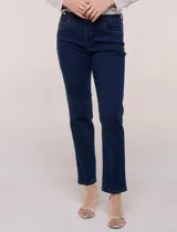 Jean recto de tiro alto y color azul oscuro, con diseño clásico de cinco bolsillos, trabillas para cinturón y cierre frontal con botón y cremallera.
